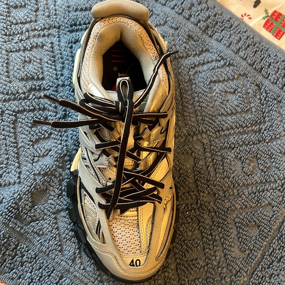 gently used fits a size 9 - Picture 2 of 5